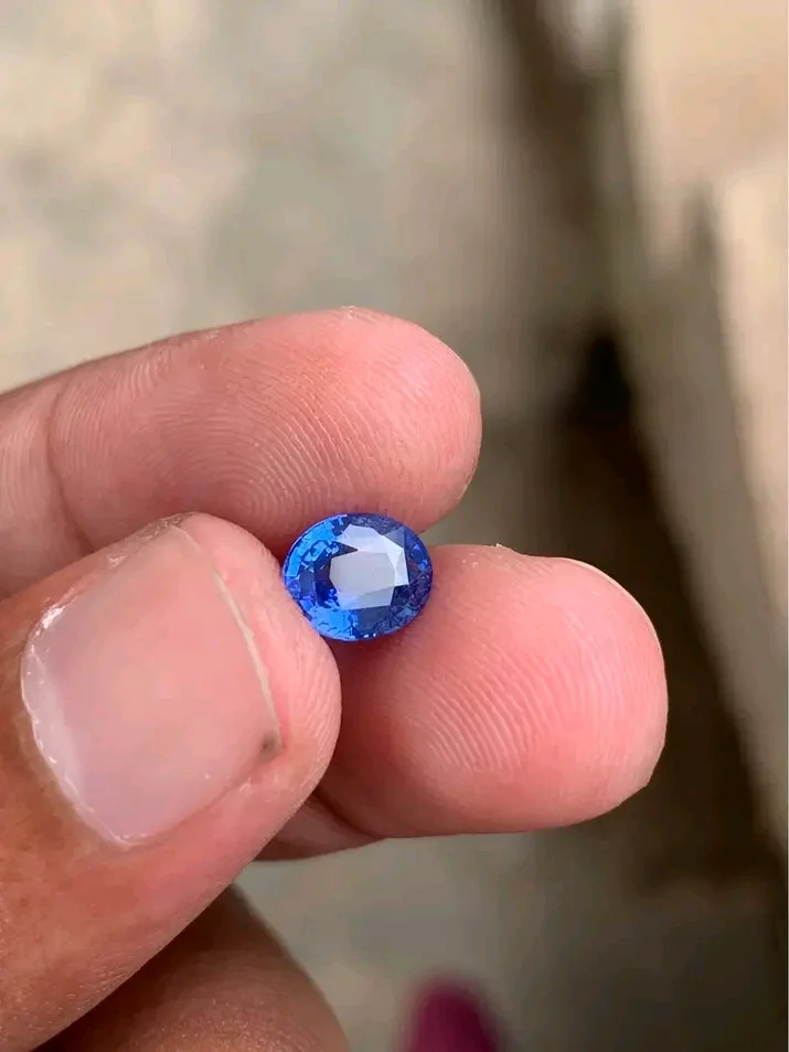 1.60ct Oval sapphire image 2 of 3